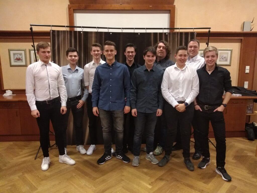 Die Schüler des W-Seminars mit dem Leiter Dr. Ewald Bichler und dem Zauberer Christopher Stewens