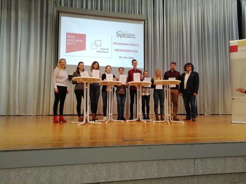 Teilnehmerinnen und Teilnehmer der Finaldebatten Sekundarstufe I und II gemeinsam mit den Regionalkoordinatoren Niederbayern
