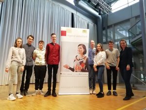 Schülerinnen und Schüler beim Regionalwettbewerb: Johanna Rauhmeier (9c), Bernd Schult (9a), Luis Scheibengraber (9d), Niclas Jedro (9d), Sophia Schönberger (9a), Maria Ippenberger (9d), Luis Wythe (9b), Frau Dr. Fernengel (von rechts nach links)